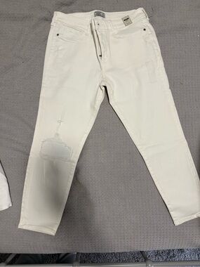 Women’s jeans, NWT White Slim Fit Distressed SIZE 31